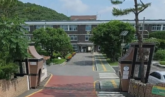 파일:신산초교정문.png